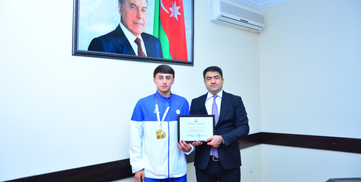 Seymur Orucov karate üzrə ağstafalı dünya çempionu Tahir Ələkbərovla görüşüb, idmançını Təşəkkürnamə və hədiyyə ilə təltif edib